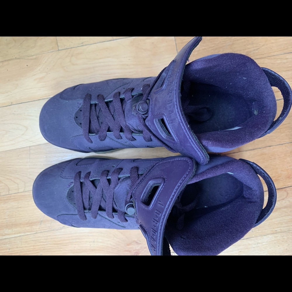 Jordan 6 retro. Barely worn. Like new. Extremely comfortable.
